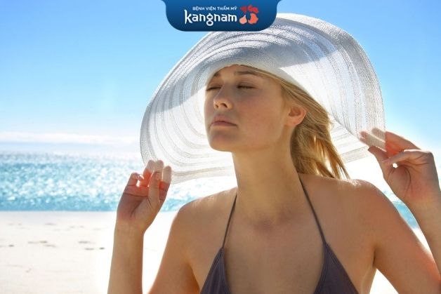Tránh ánh nắng trực tiếp sau khi điều trị sẹo