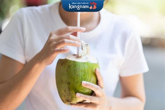Sau nâng ngực uống nước dừa được không?