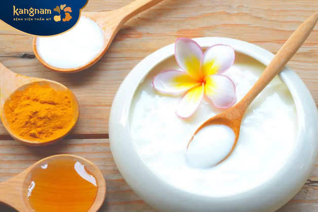 Đắp mặt nạ nghệ với sữa chua trị tàn nhang