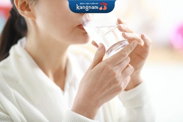 Uống đủ nước để cơ thể khỏe mạnh sau hút mỡ