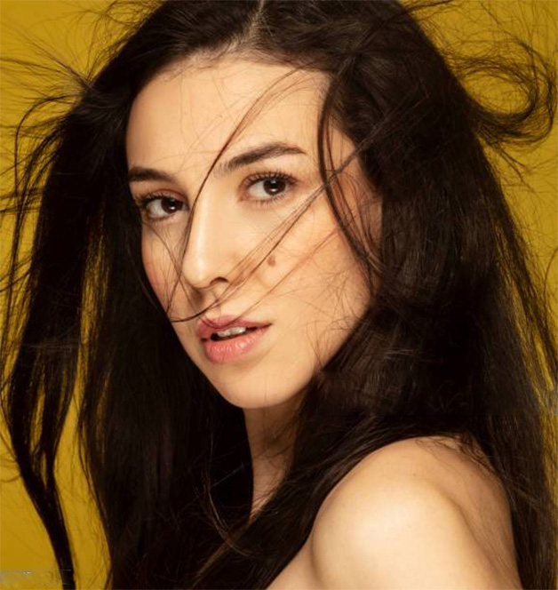 Mụn ruồi trên má lúm đồng tiền rất may