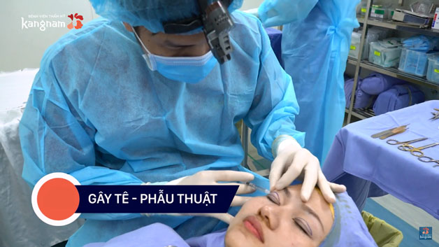 Khử trùng và tiêm tê vào vùng cần thực hiện tiểu phẫu