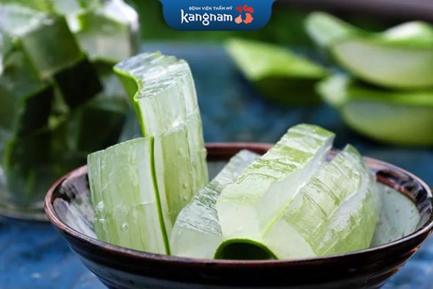 Cách điều trị mụn ẩn dưới cằm bằng nha đam