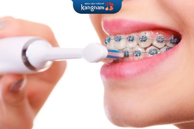 Dùng bàn chải lông mềm và bàn chải kẽ để việc vệ sinh đạt hiệu quả tối ưu