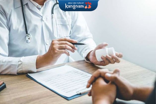 Dùng thuốc theo kê đơn trị mụn triệt để