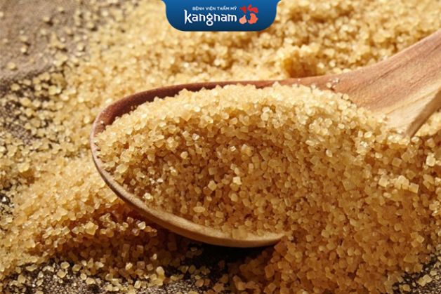 Trong đường nâu có chứa nhiều axit glycolic, trị mụn lưng hiệu quả