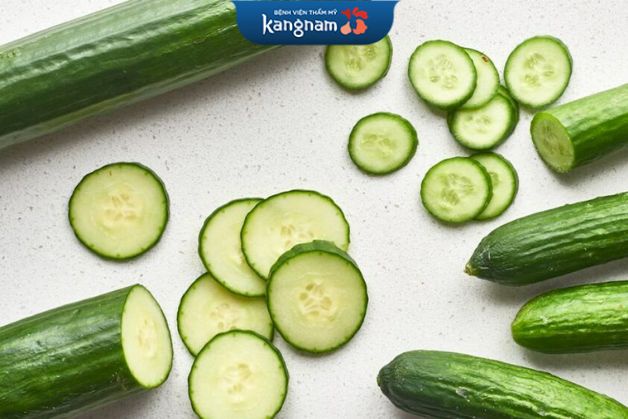 Giảm mụn ở cằm bằng dưa leo