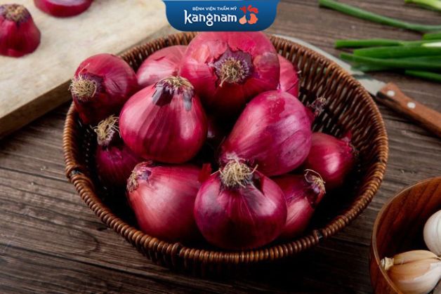 Hành tây đỏ chữa mụn ẩn đơn giản
