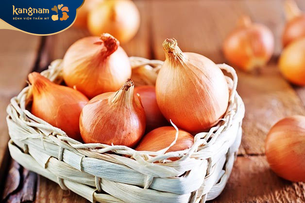 Hành tây có cung cấp flavonoid, vitamin A, C, E giúp trị các đốm tàn nhang