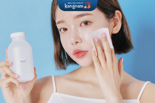 Dùng sản phẩm dịu nhẹ làm sạch da
