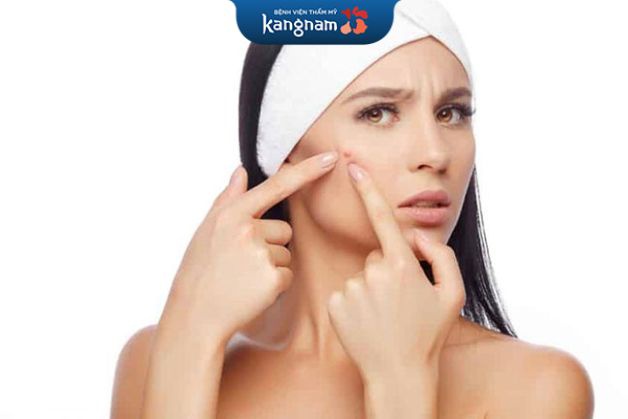 Tự ý nặn mụn khiến da dễ bị sẹo rỗ