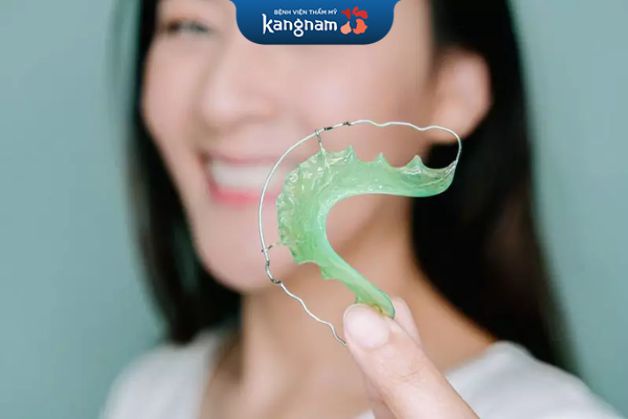 Niềng răng bằng khay kim loại