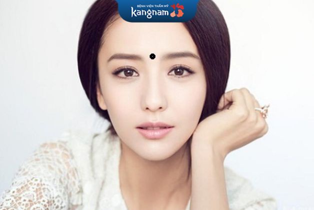 Hầu hết những người có mụn ruồi ở trán nằm giữa 2 đầu lông màu đều dễ gặp được may mắn