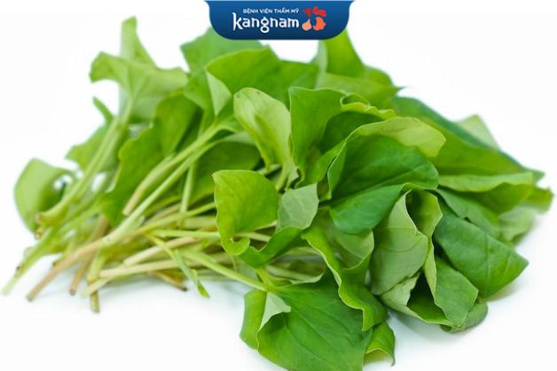 Rau diếp cá trị mụn ẩn dưới cằm