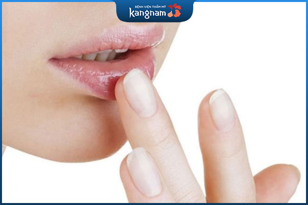 Bạn nên chăm sóc môi cẩn thận sau khi phun