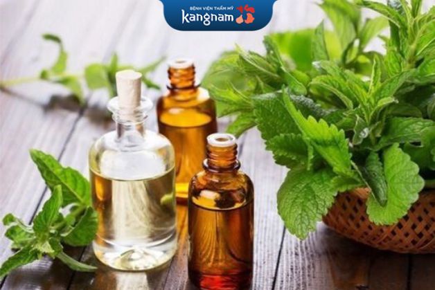 Lá bạc hà có chứa axit salicylic và vitamin A, có khả năng loại bỏ dầu thừa và làm sạch sâu các tế bào da.