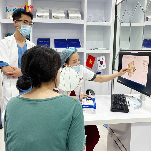 Bác sĩ thăm khám và xác định tình trạng dáng cằm