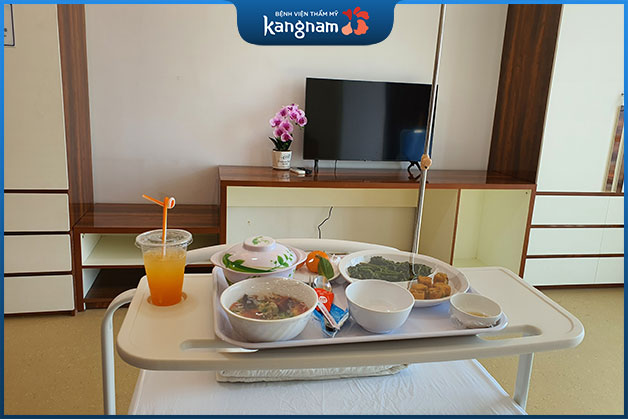 Phòng hậu phẫu đẳng cấp 5 sao được phục vụ bữa ăn tận nơi