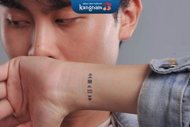 Hình xăm cổ tay cách điệu cho nam giới