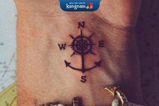 Hình xăm la bàn và mỏ neo trên cổ tay