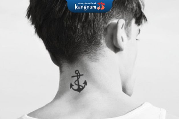 Hình xăm mỏ neo mini ở gáy vô cùng cuốn hút