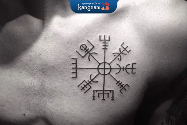 Tattoo biểu tượng tôn giáo đầy bí ẩn ở ngực trái