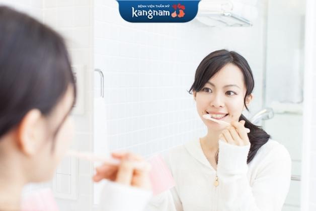 Răng sứ titan có bền không? - Do cách vệ sinh hằng ngày