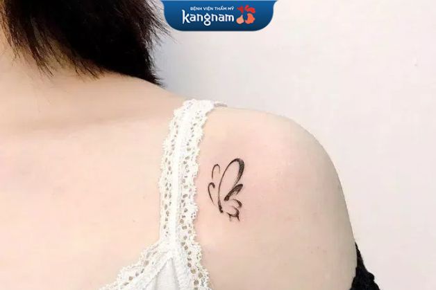 Xăm cánh bướm nhỏ trên vai khá lôi cuốn