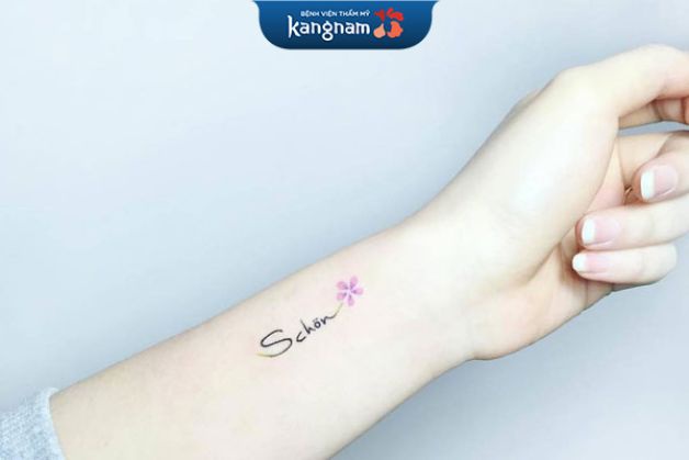 Xăm chữ nhỏ trên cổ tay với font mềm mại
