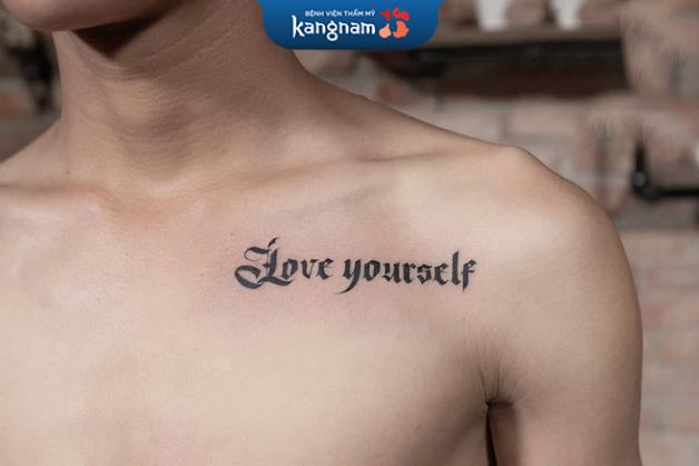 Xăm chữ font cứng trên ngực tạo nét lôi cuốn