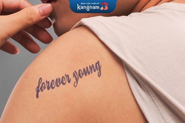 Tattoo chữ trên bả vai ở nam giới