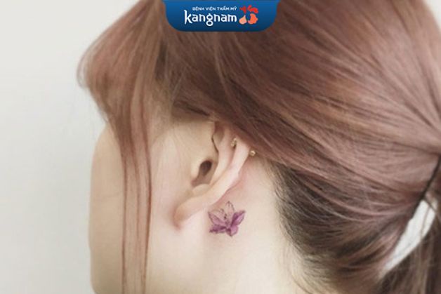 Xăm hoa sau tai đầy nữ tính và ấn tượng