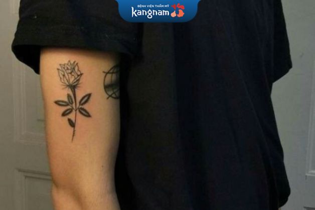 Xăm hoa trên bắp tay vẫn giữ được vẻ nam tính