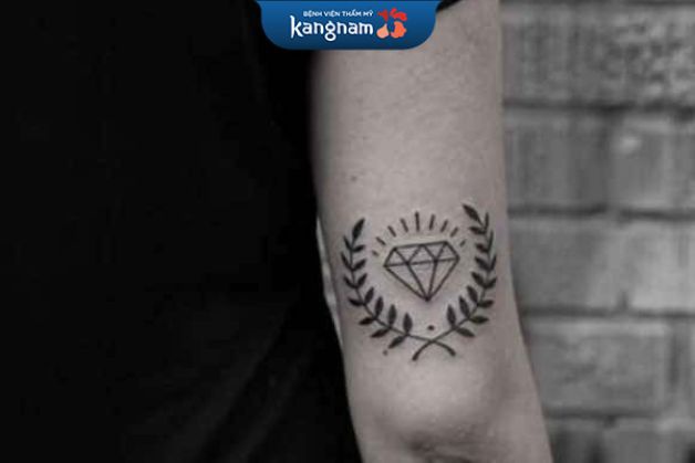 Hình xăm kim cương sau cánh tay