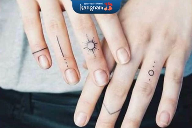 Xăm mini biểu tượng hình học trên ngón tay