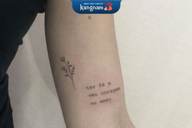 Xăm hoa và chữ nhỏ trên bắp tay