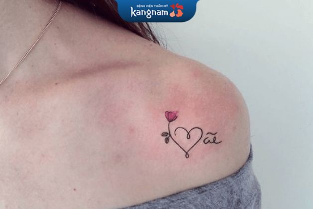 Mẫu xăm trái tim kết hợp chữ trên vai cho các chị em