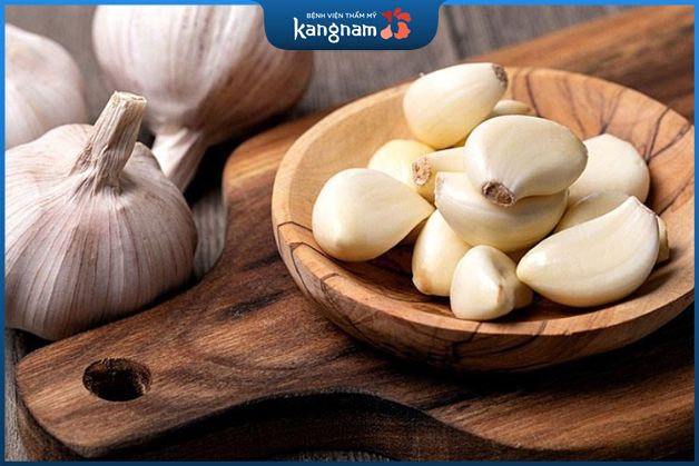 Trị mụn thâm đỏ bằng tỏi