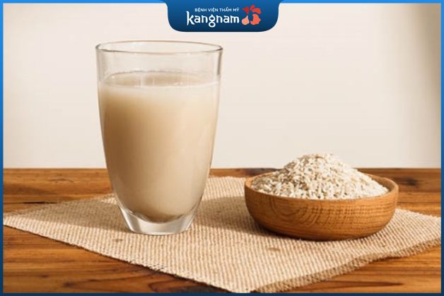 Sử dụng nước vo gạo giúp trị mụn thâm đỏ