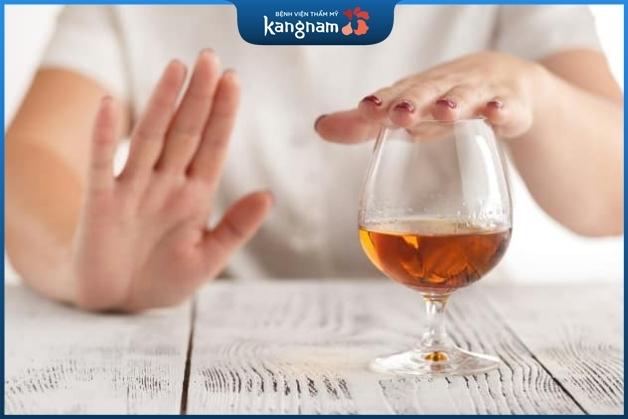 Tránh rượu bia sau khi sửa ngực