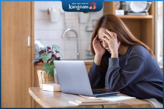 Lối sống thiếu lành mạnh là nguyên nhân gây mụn