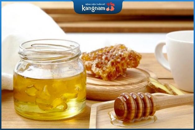 Dùng mật ong trị mụn trên nách