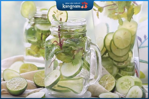 Sử dụng nước detox dưa leo