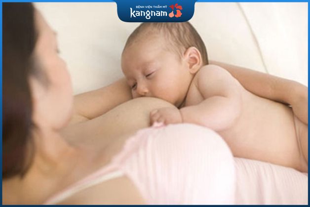 Nâng ngực qua đường nách và đặt túi độn dưới cơ hoàn toàn không ảnh hưởng đến khả năng cho con bú