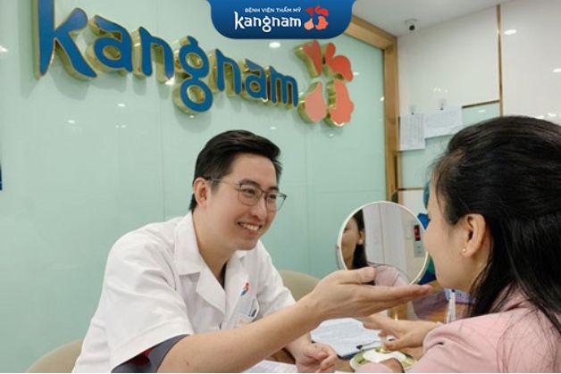 Bác sĩ thăm khám và tư vấn