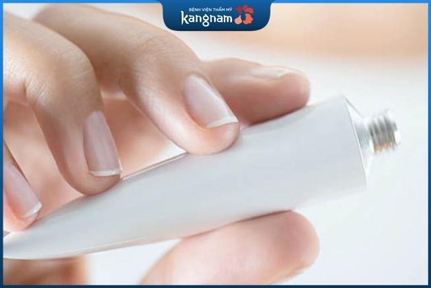 Dùng thuốc bôi trị mụn ẩn không cần kê đơn