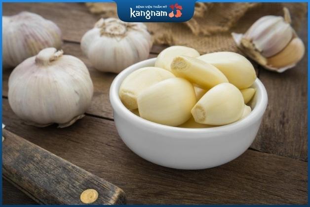 Dùng tỏi chữa mụn nhọt nhanh chóng tại nhà