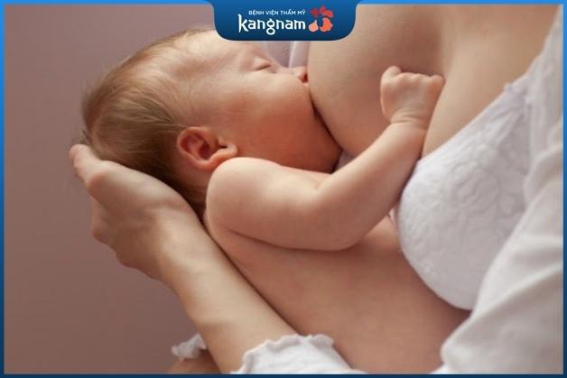 Nhiều chị em gặp tình trạng ngực chảy xệ sau khi cho con bú