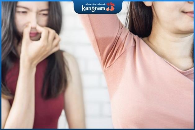 Hôi nách do nhiều nguyên nhân bên trong lẫn bên ngoài