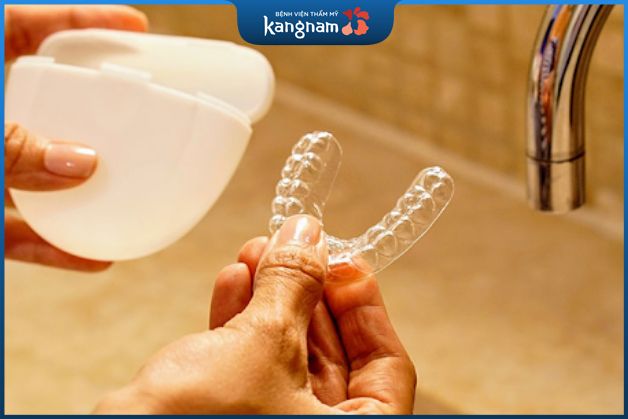 Hướng dẫn cách chăm sóc khi niềng răng Invisalign